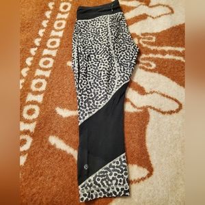Lululemon cropped lepeord print yoga pants